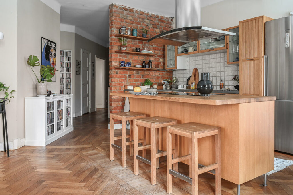 Röksanering efter mindre brand i kök. Danderyd Stocksund