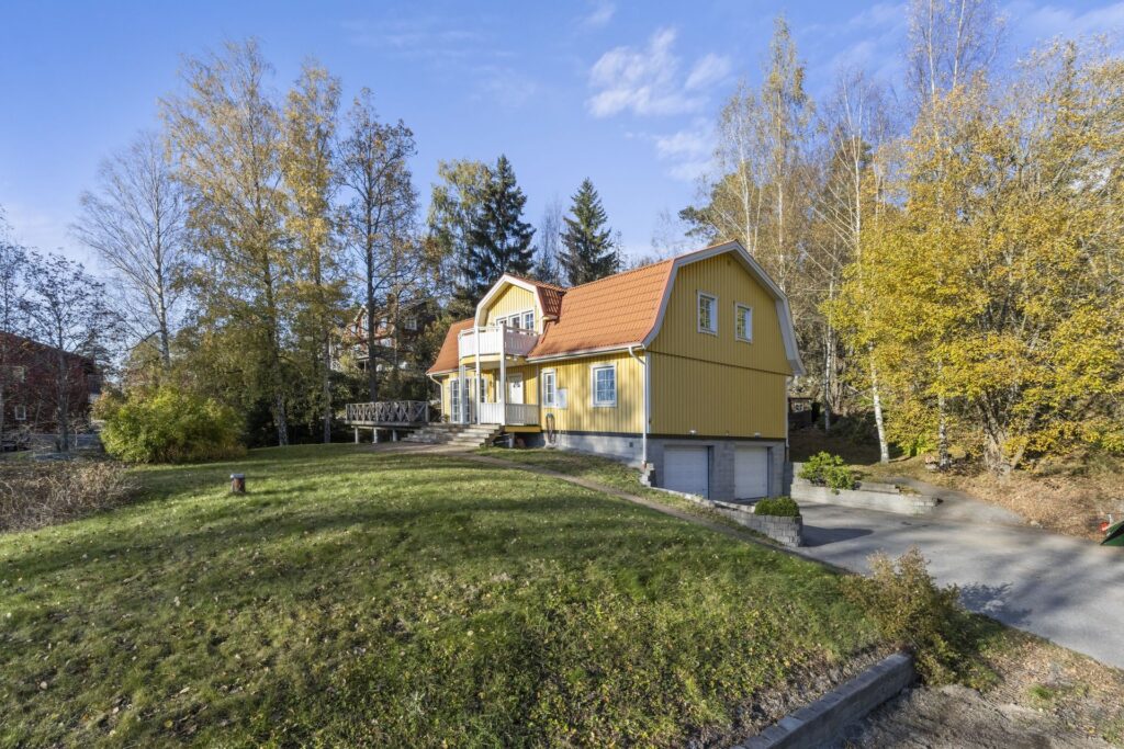 Tilläggsisolering av yttervägg på träfasad. Hässelby Gård.