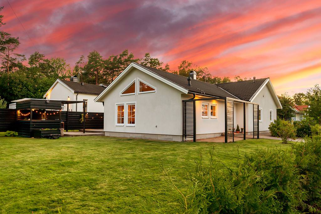 Tillbyggnad av takkupa till fritidshus. Järfälla Jakobsberg.