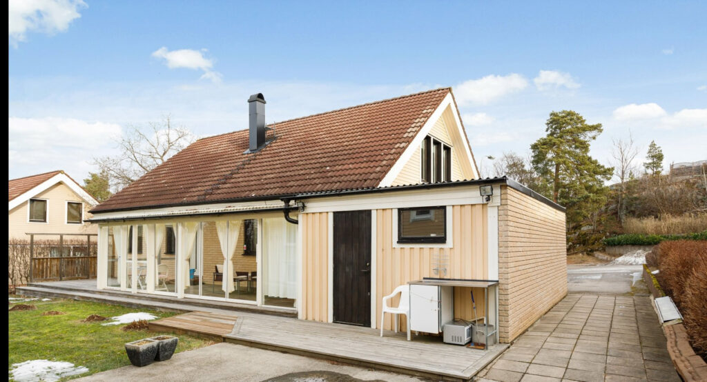 Utbyggnad veranda runt om villa, Hässelby Strand, Aprikosgatan